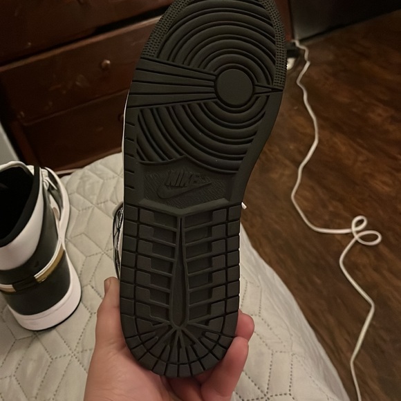 Air Jordan retro 1 mid “patent black white gold” - Picture 4 of 4